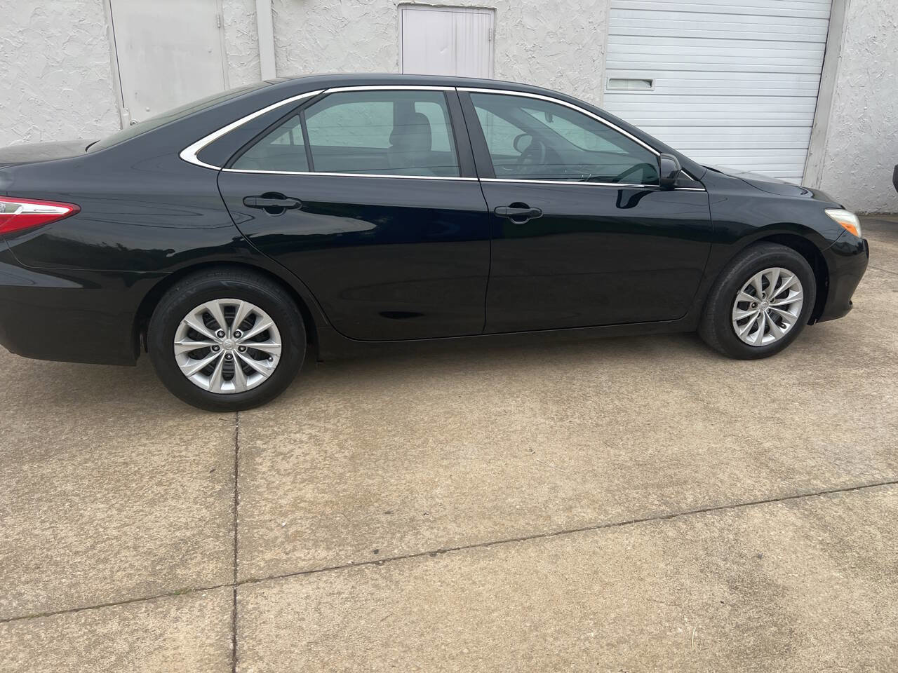 Used 2016 Toyota Camry LE FWD image 2