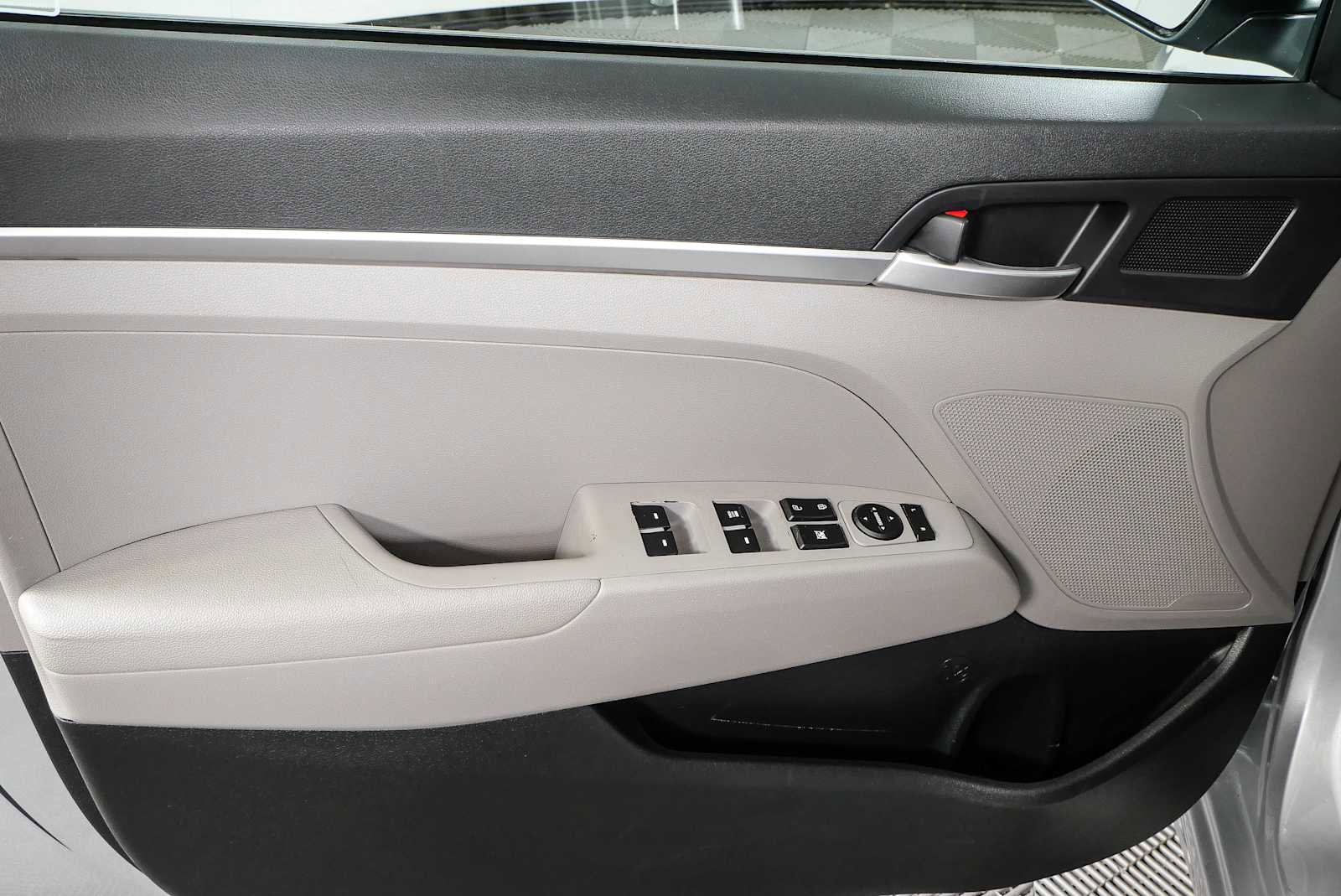 Used 2019 Hyundai Elantra SE w/ Winter Weather Package FWD image 6