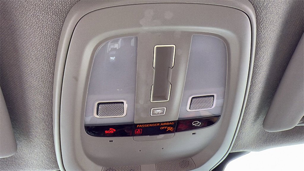 Certified 2025 Volvo XC40 B5 Plus image 22