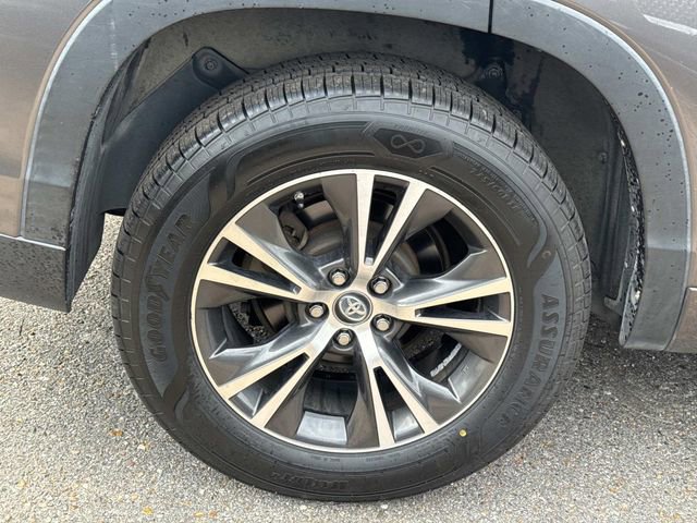 Used 2016 Toyota Highlander XLE image 5