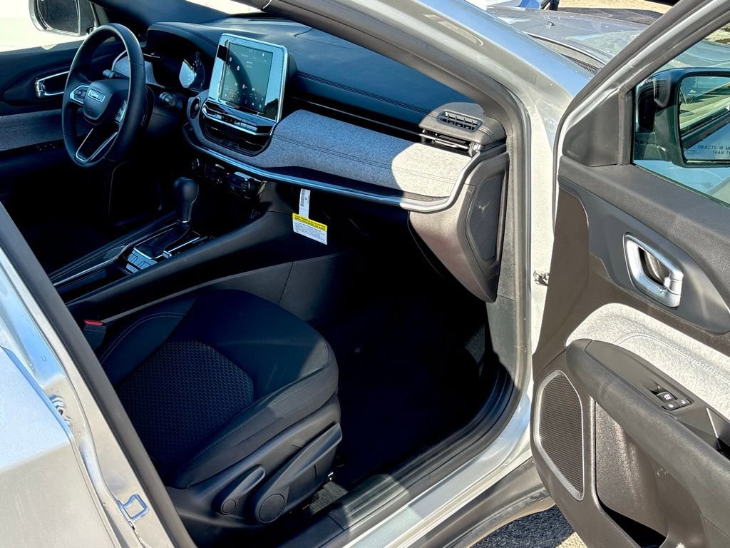 Used 2025 Jeep Compass Sport image 25