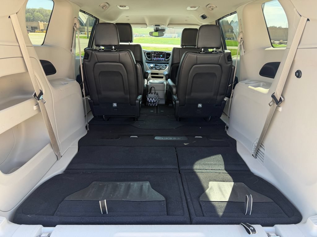 Used 2024 Chrysler Pacifica Touring-L FWD image 8