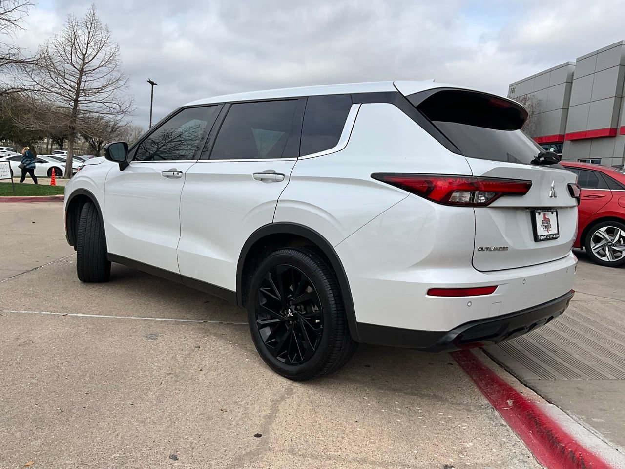 Used 2022 Mitsubishi Outlander SE image 8