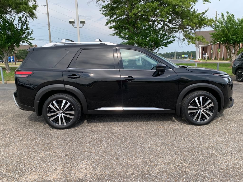 Used 2024 Nissan Pathfinder Platinum FWD image 2
