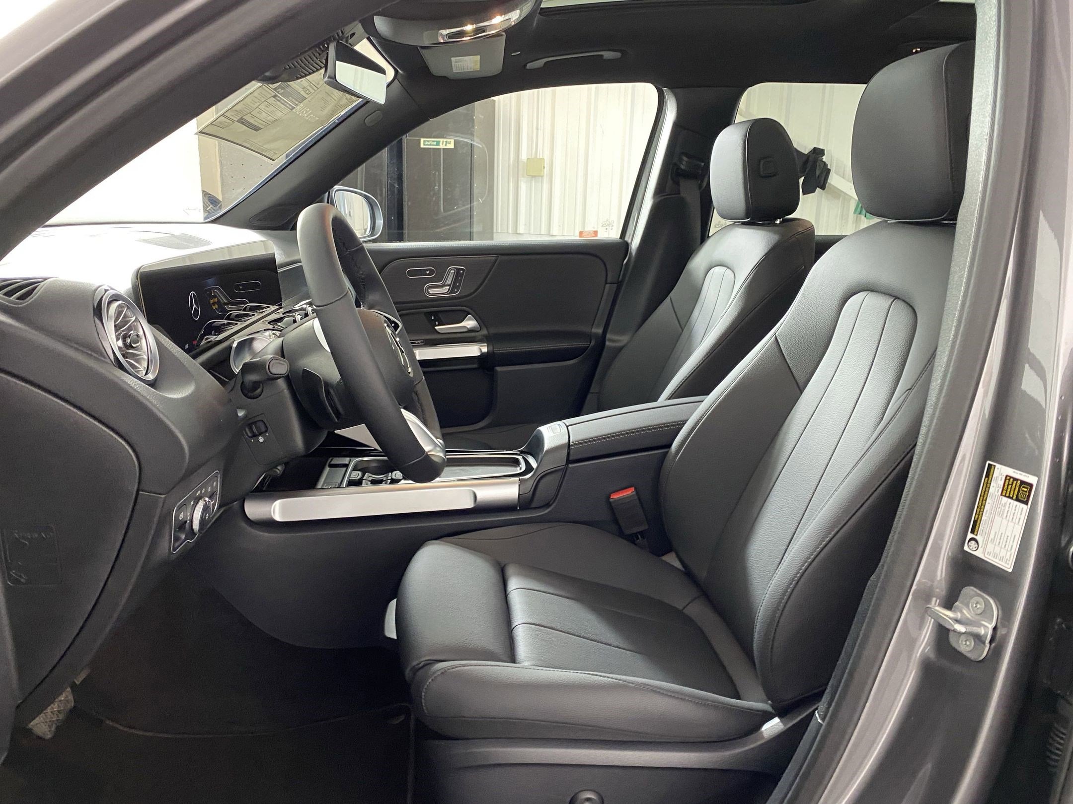 New 2025 Mercedes-Benz GLB 250 4MATIC image 4