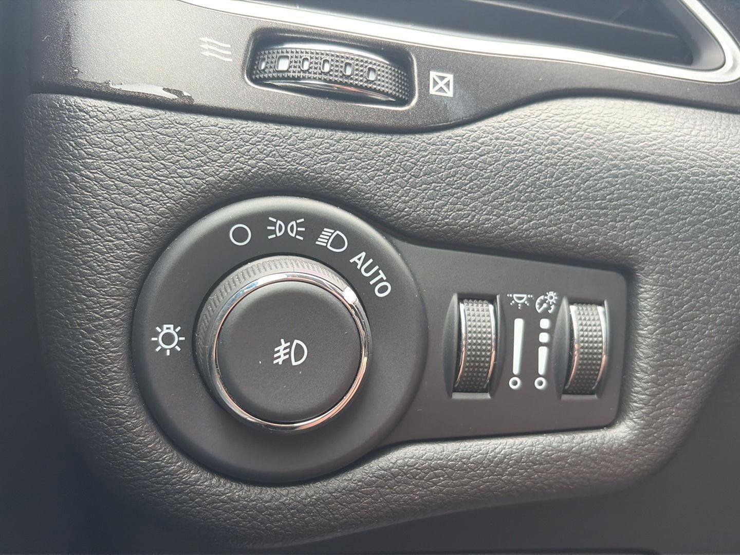 Used 2022 Jeep Cherokee Trailhawk AWD/4WD image 16