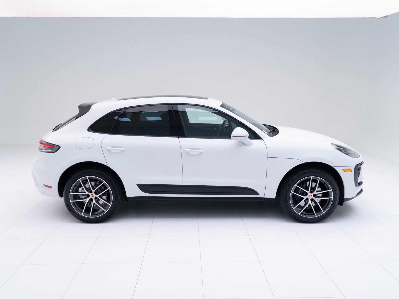 Certified 2025 Porsche Macan image 8