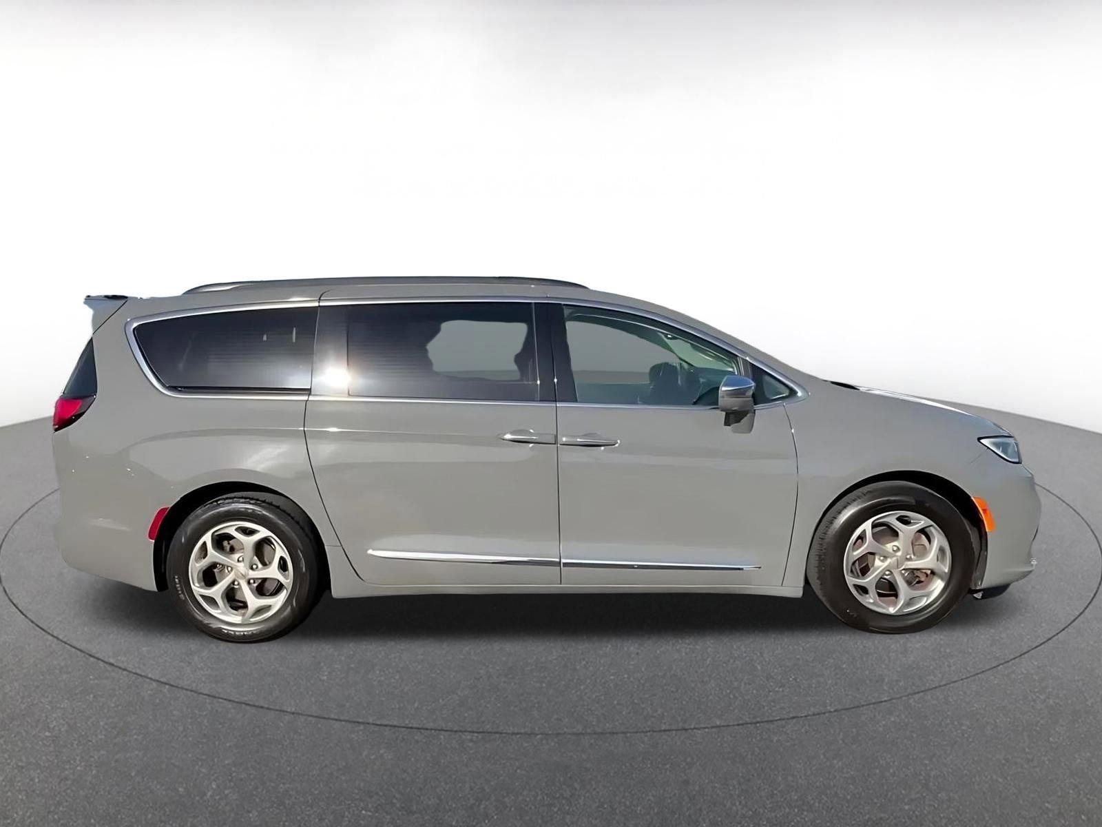 Used 2022 Chrysler Pacifica Limited FWD image 16