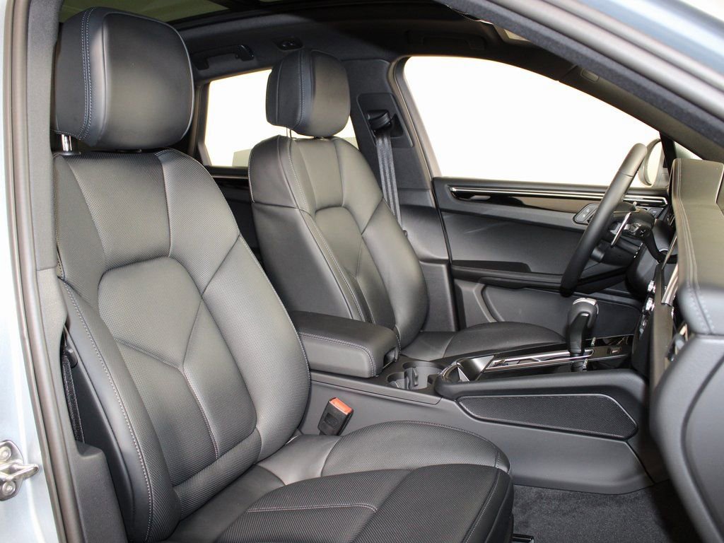 Certified 2026 Porsche Macan AWD/4WD image 37