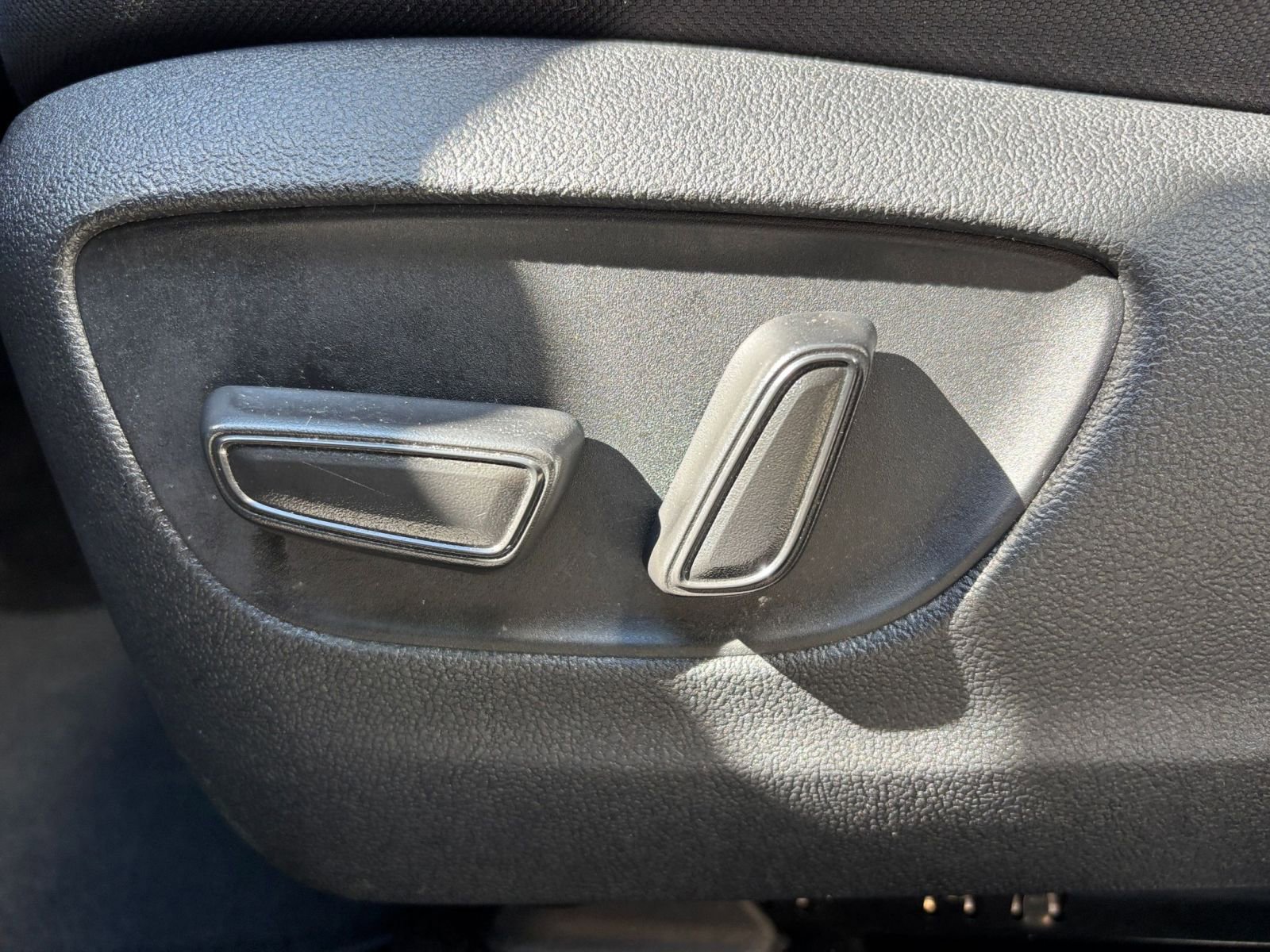 Used 2025 Toyota Highlander LE FWD image 22
