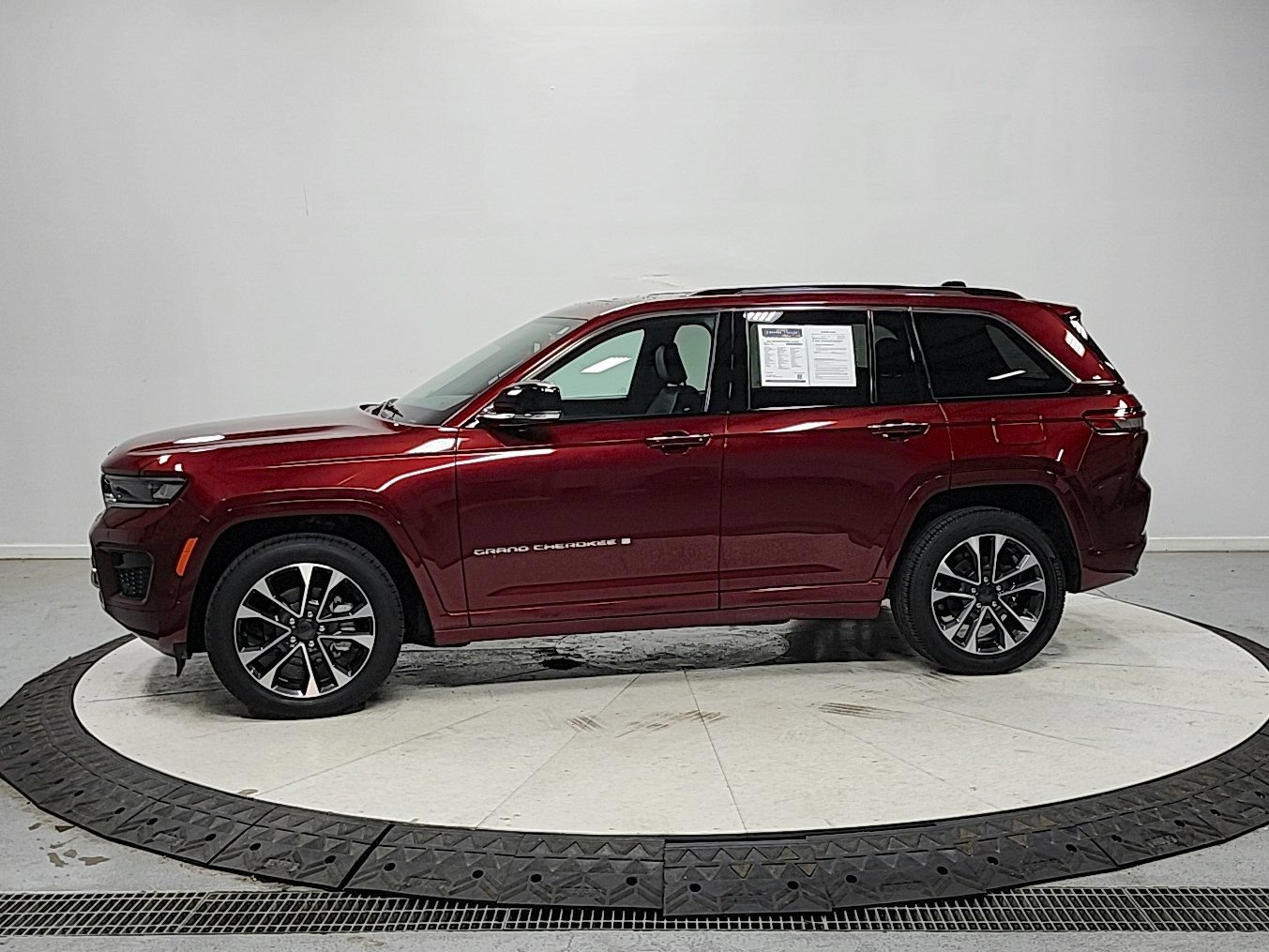 Used 2023 Jeep Grand Cherokee Overland AWD/4WD image 4