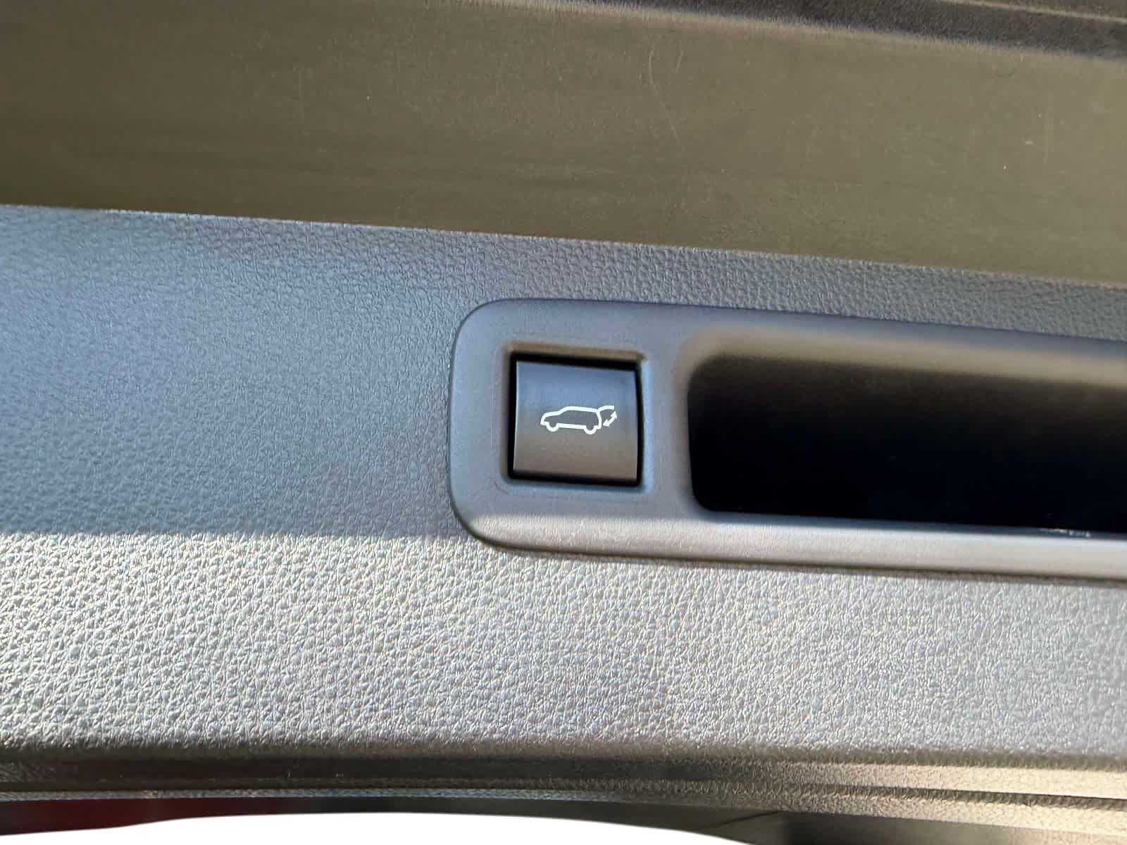 Used 2023 Toyota Highlander XLE AWD/4WD image 9