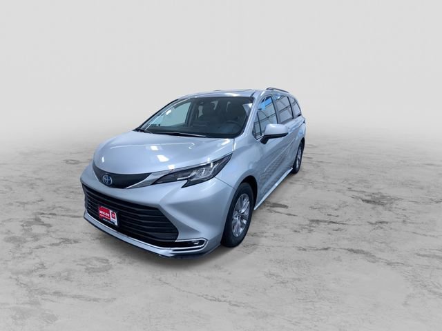 Used 2021 Toyota Sienna XLE image 5