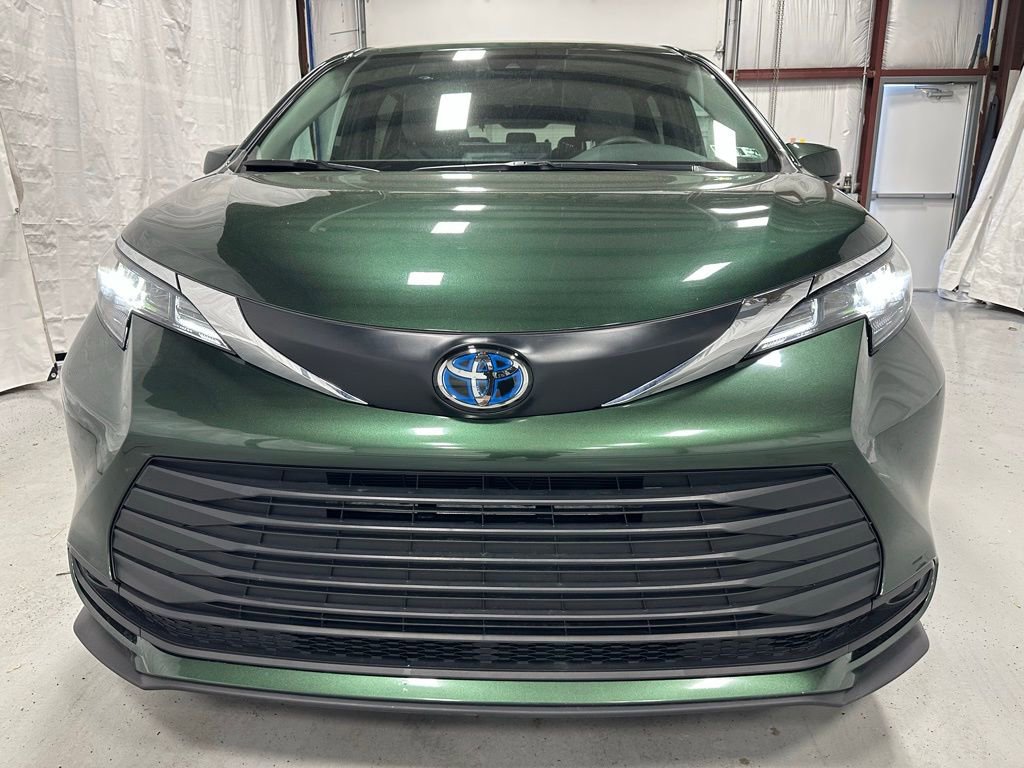 Used 2025 Toyota Sienna LE FWD image 2