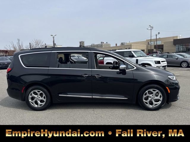 Used 2023 Chrysler Pacifica Limited image 3