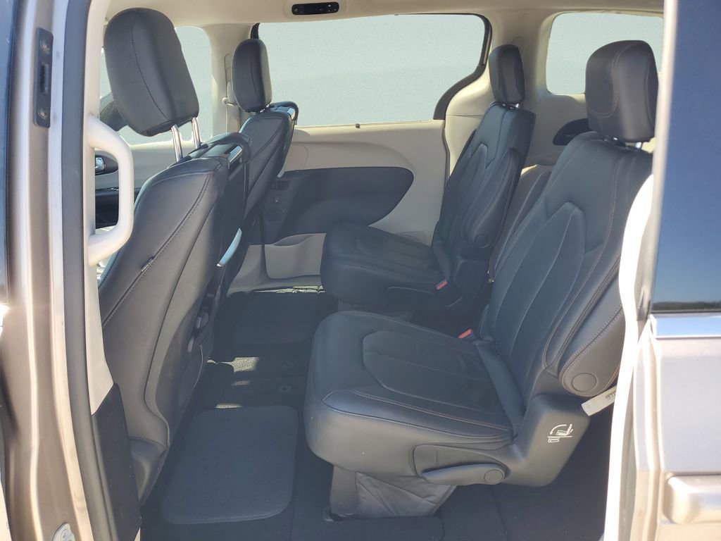 Used 2018 Chrysler Pacifica Touring-L Plus FWD image 9
