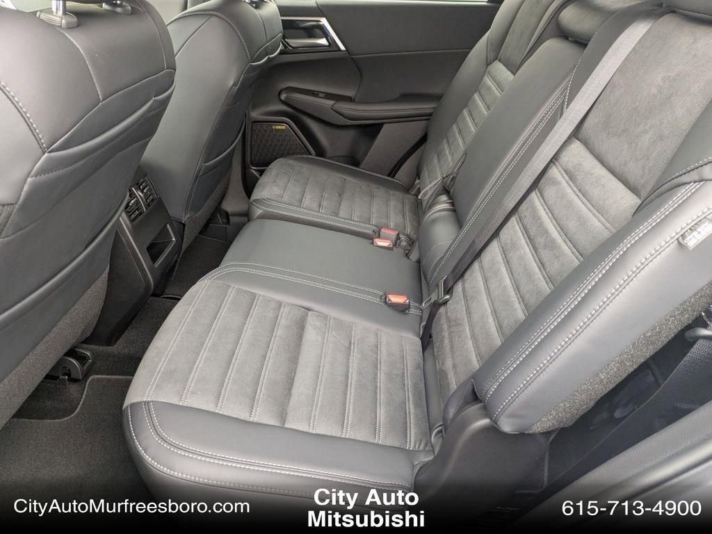 New 2025 Mitsubishi Outlander SE image 13