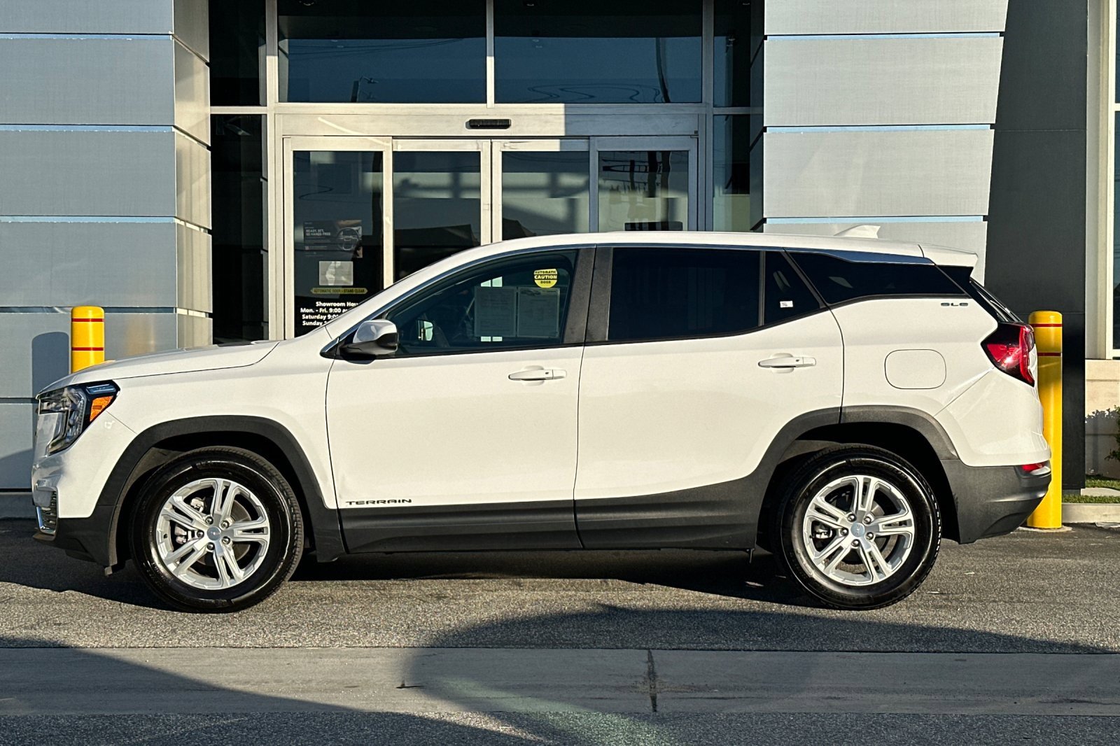 Used 2024 GMC Terrain SLE image 7