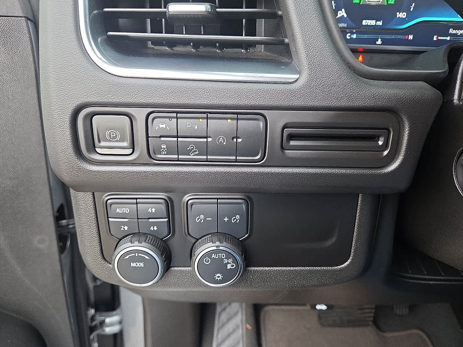 Used 2023 Chevrolet Suburban Premier image 24