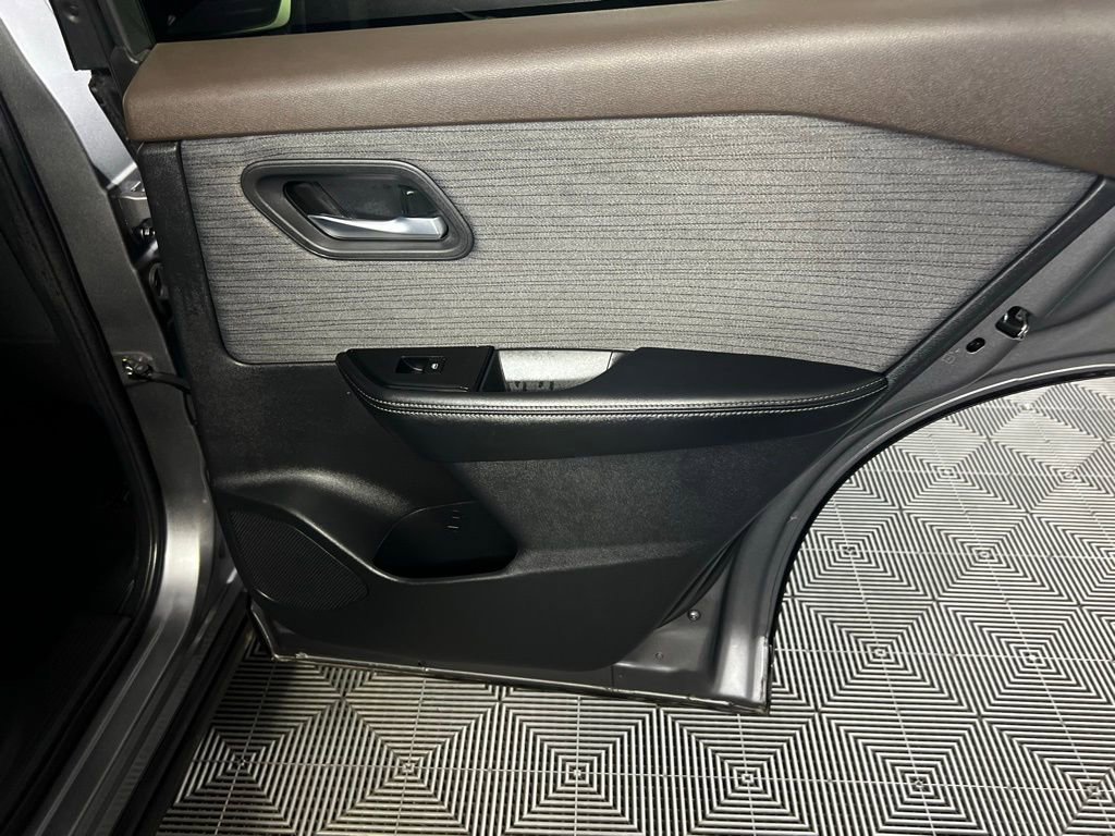 Used 2023 Nissan Rogue SV image 32