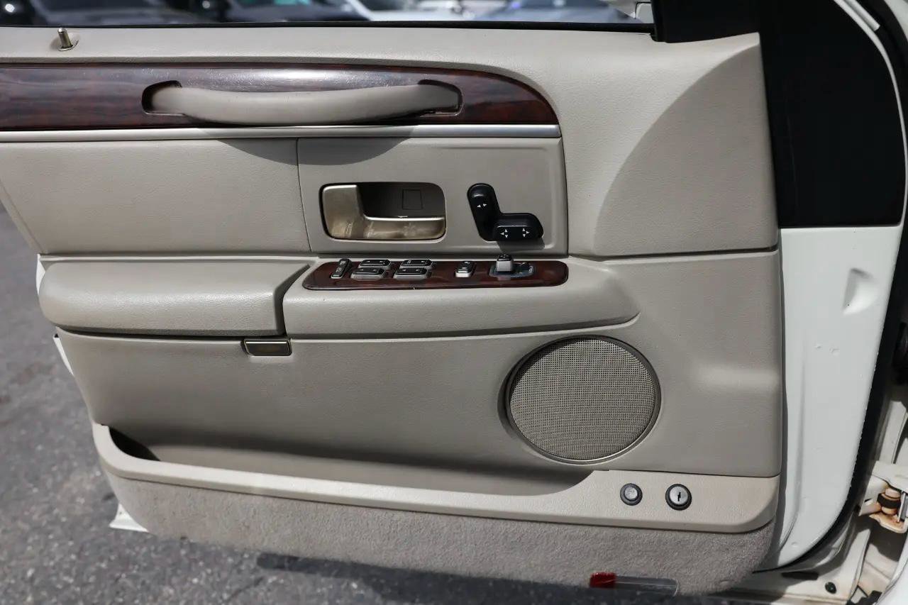 Used 2006 Lincoln Town Car Signature image 36
