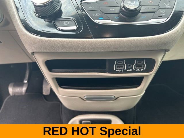 Used 2023 Chrysler Pacifica Touring-L FWD image 27