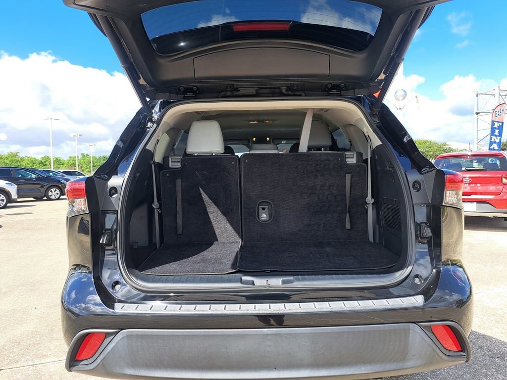 Used 2022 Toyota Highlander LE image 25