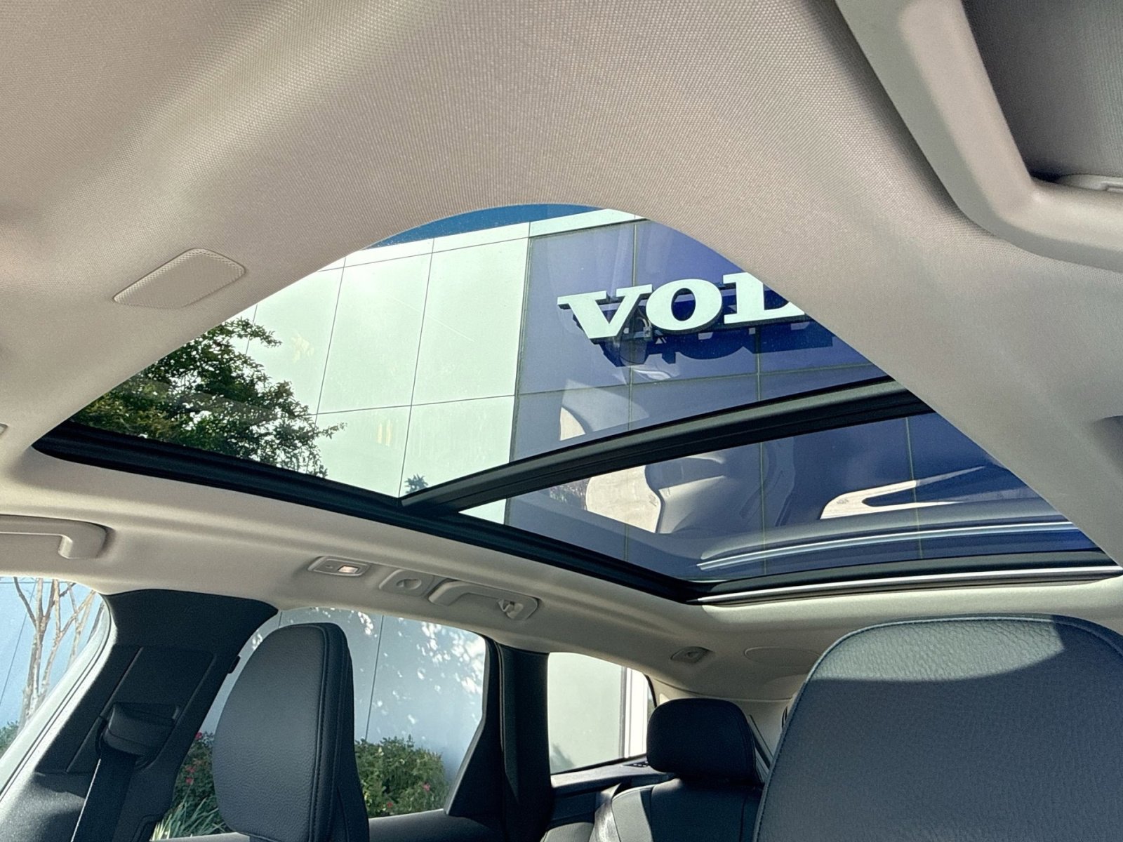 Used 2023 Volvo XC60 B5 Plus AWD/4WD image 24