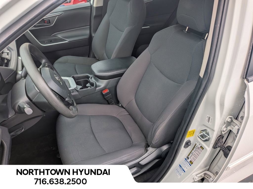 Used 2021 Toyota RAV4 LE AWD/4WD image 9