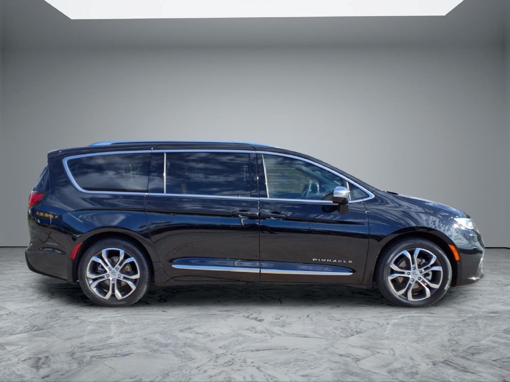 Used 2025 Chrysler Pacifica Pinnacle w/ Trailer Tow Group FWD image 8