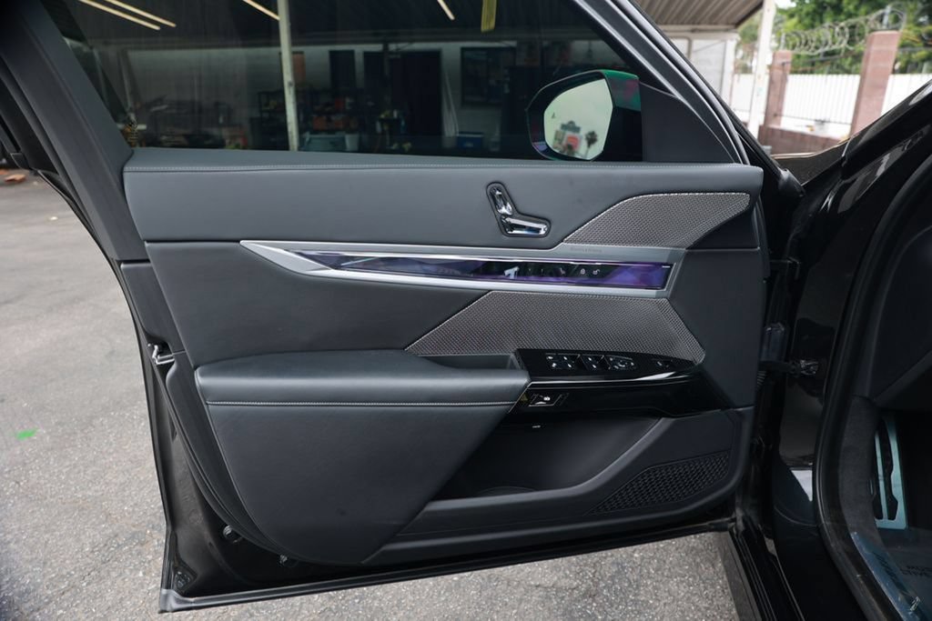 Used 2023 BMW 740i w/ Executive Package RWD image 16