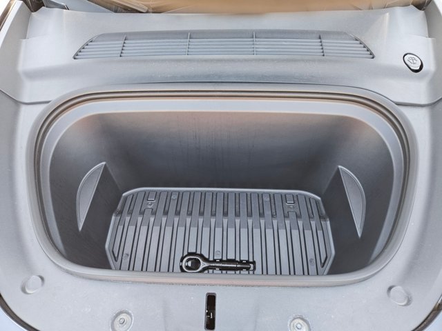 Used 2025 Tesla Model Y Long Range RWD image 25