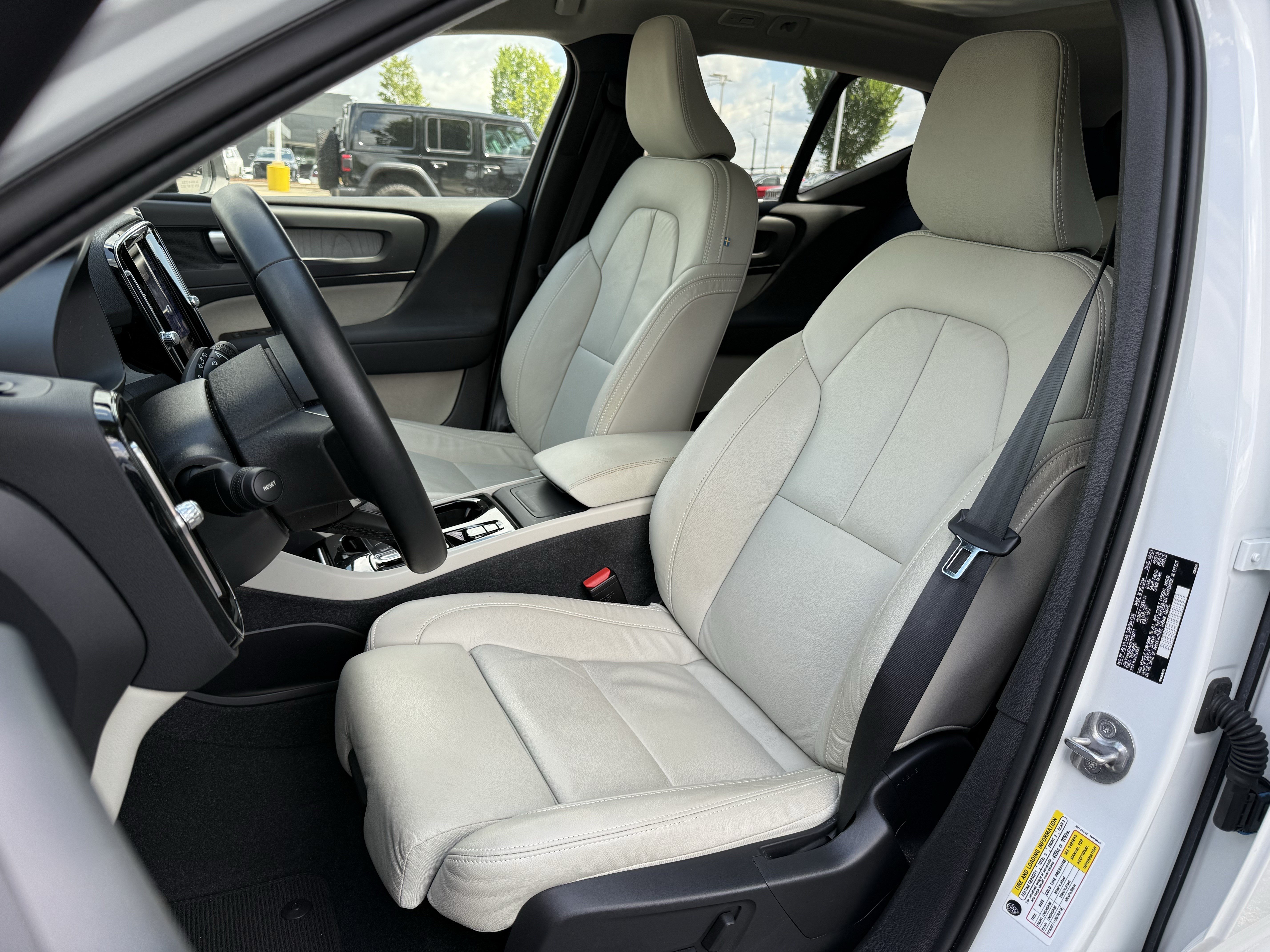 Used 2023 Volvo XC40 B4 Plus w/ Climate Package FWD image 12