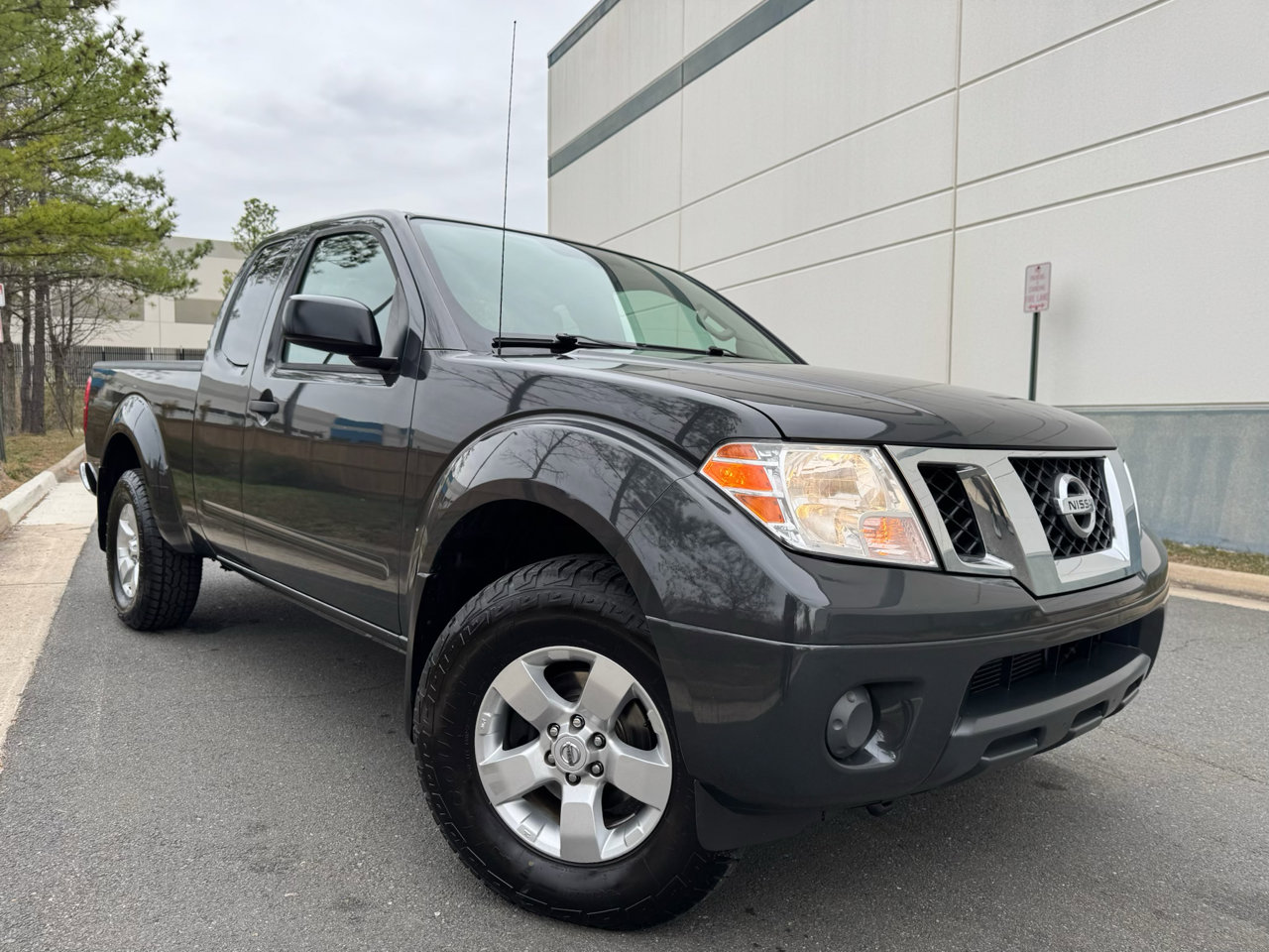 Used 2012 Nissan Frontier SV image 1