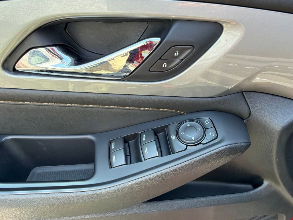 Used 2020 Chevrolet Traverse LT w/ Driver Confidence II Package AWD/4WD image 17