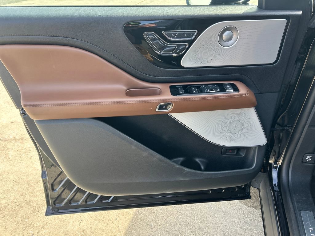 Certified 2023 Lincoln Aviator Reserve w/ Equipment Group 201A image 11