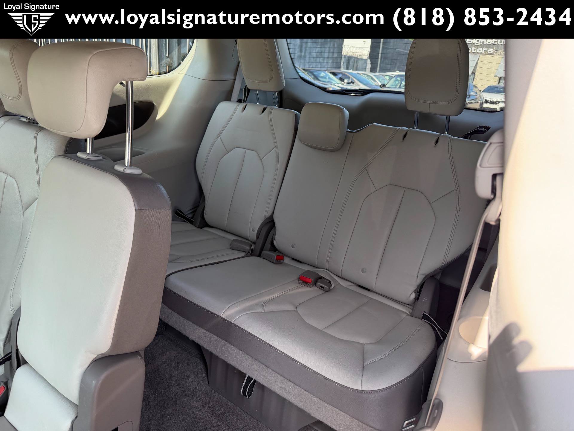 Used 2017 Chrysler Pacifica Touring-L w/ Tire & Wheel Group FWD image 15