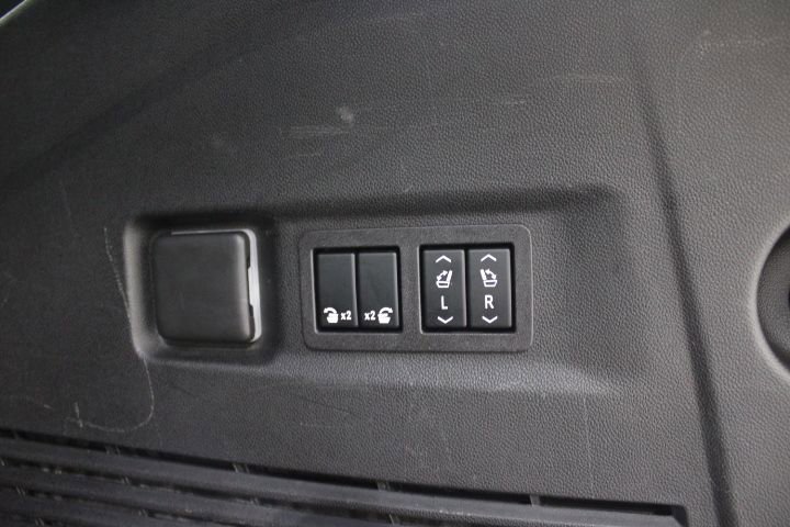 Used 2023 Chevrolet Suburban High Country image 16