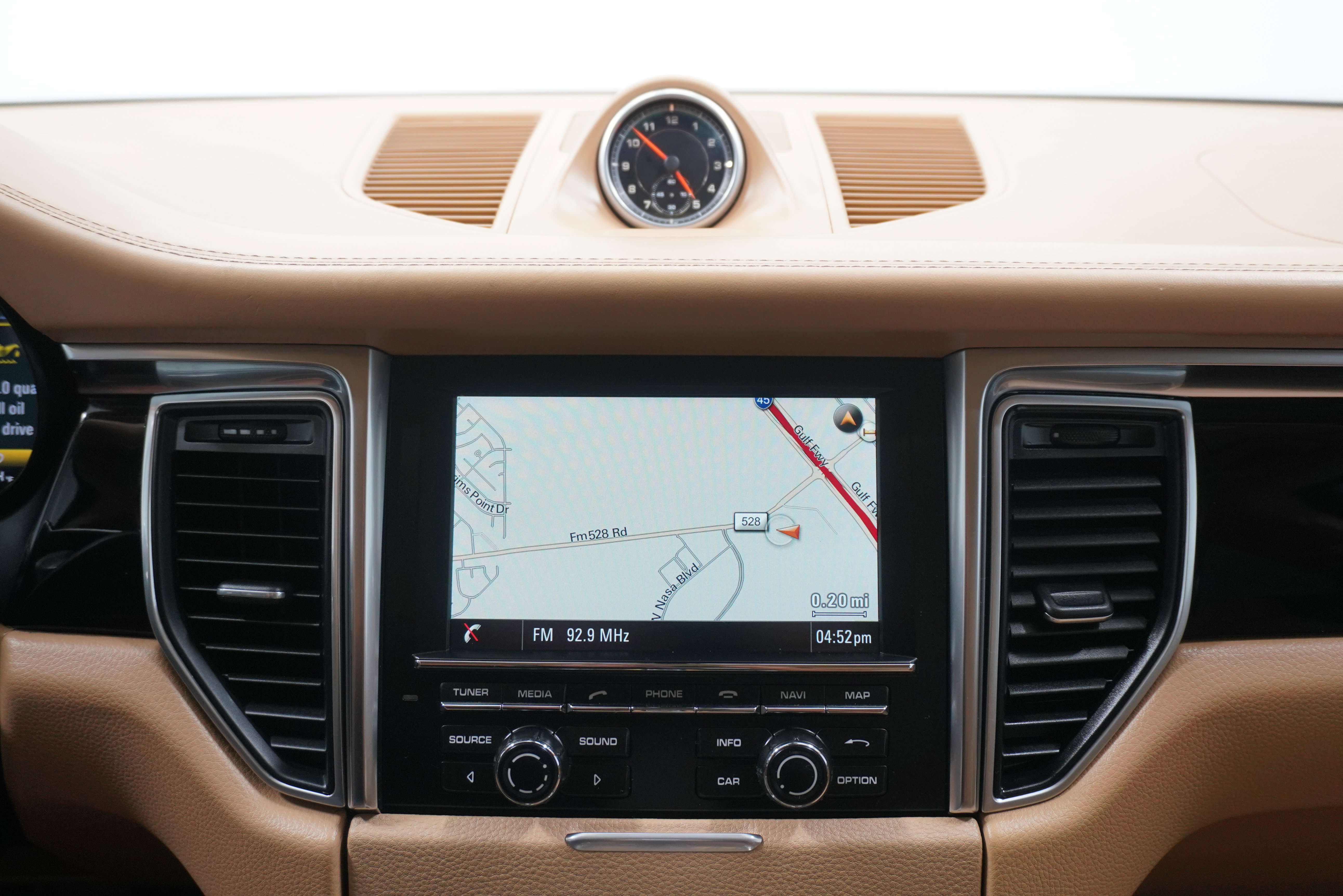 Used 2015 Porsche Macan Turbo image 18