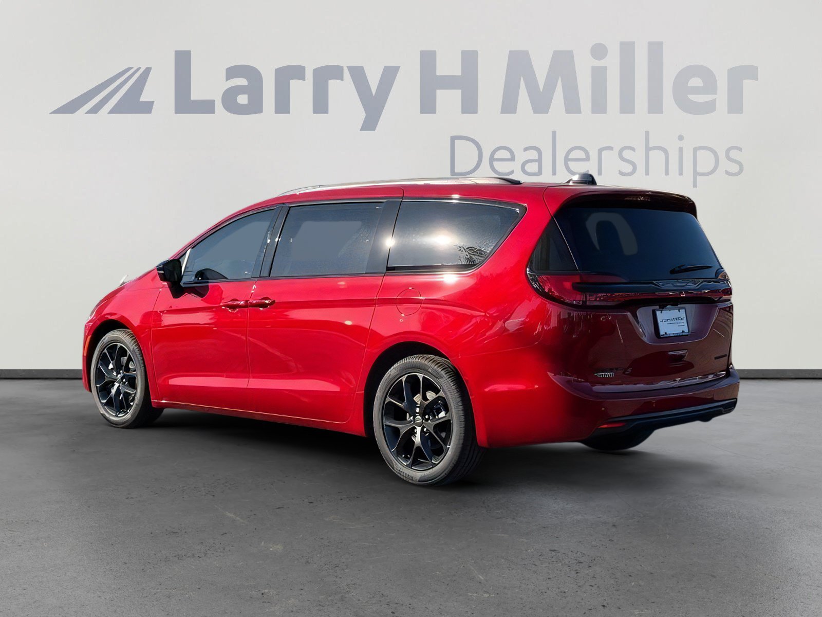 New 2027 Chrysler Pacifica Limited FWD image 3