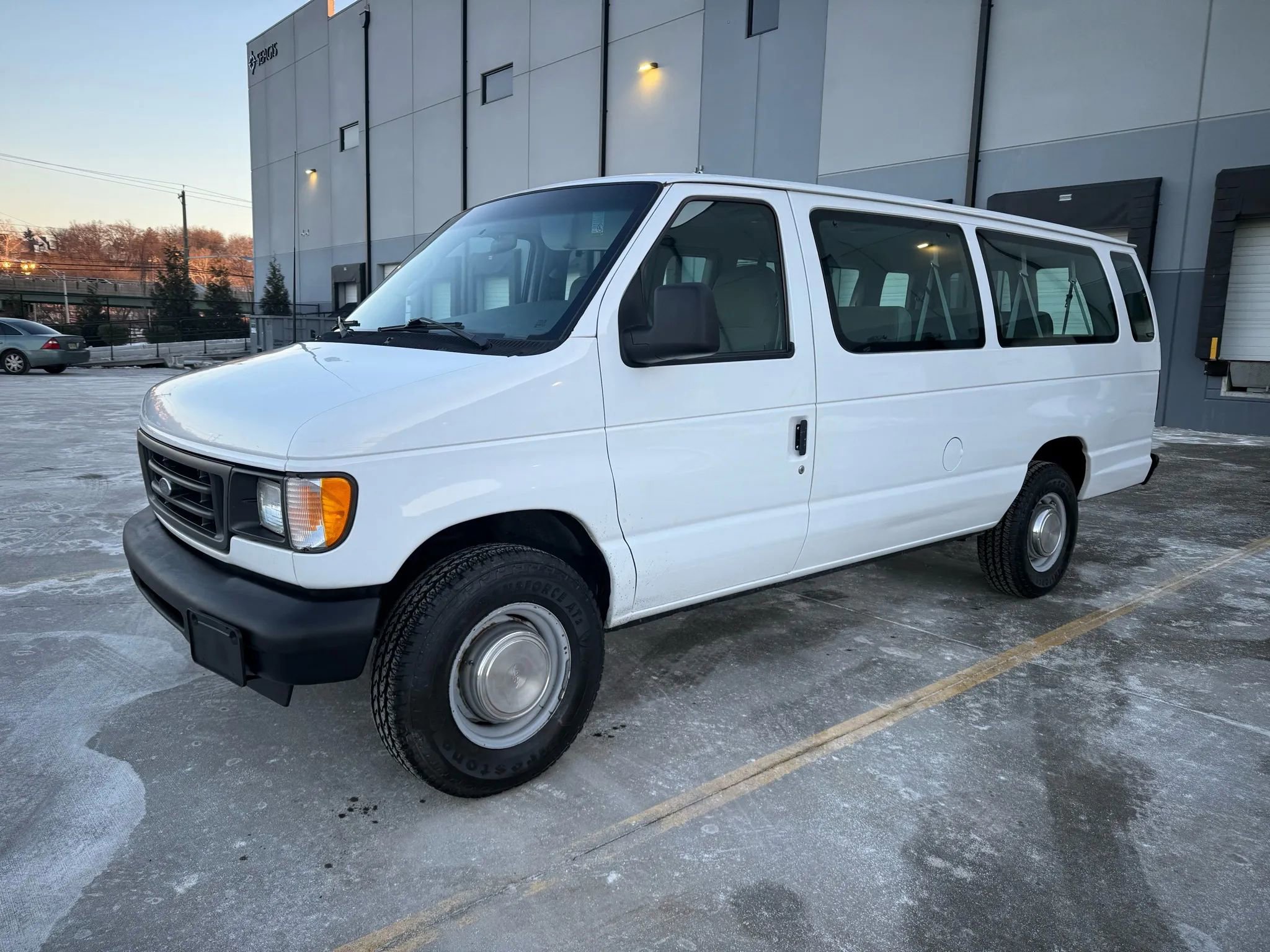 Used 2003 Ford E-350 and Econoline 350 XLT image 2