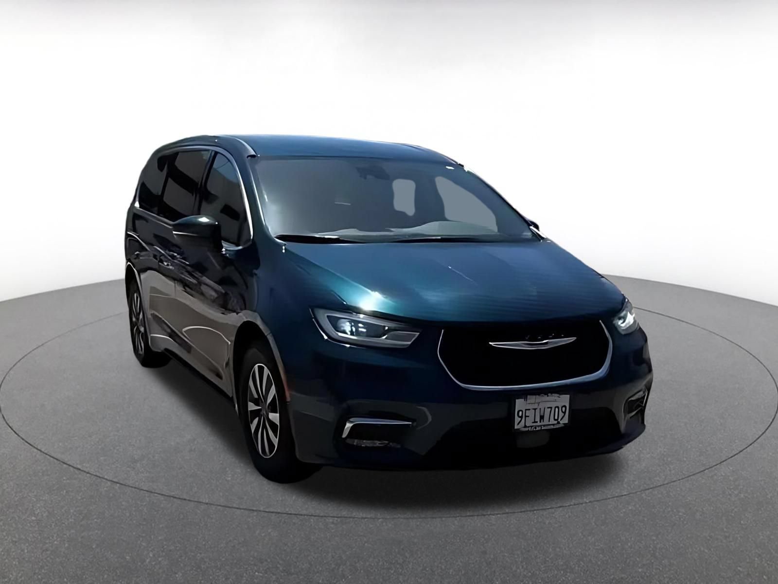 Used 2023 Chrysler Pacifica Touring-L FWD image 3