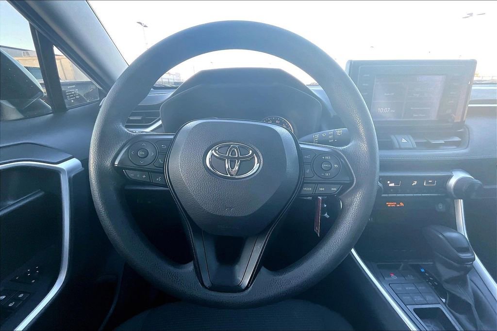 Used 2019 Toyota RAV4 LE image 7