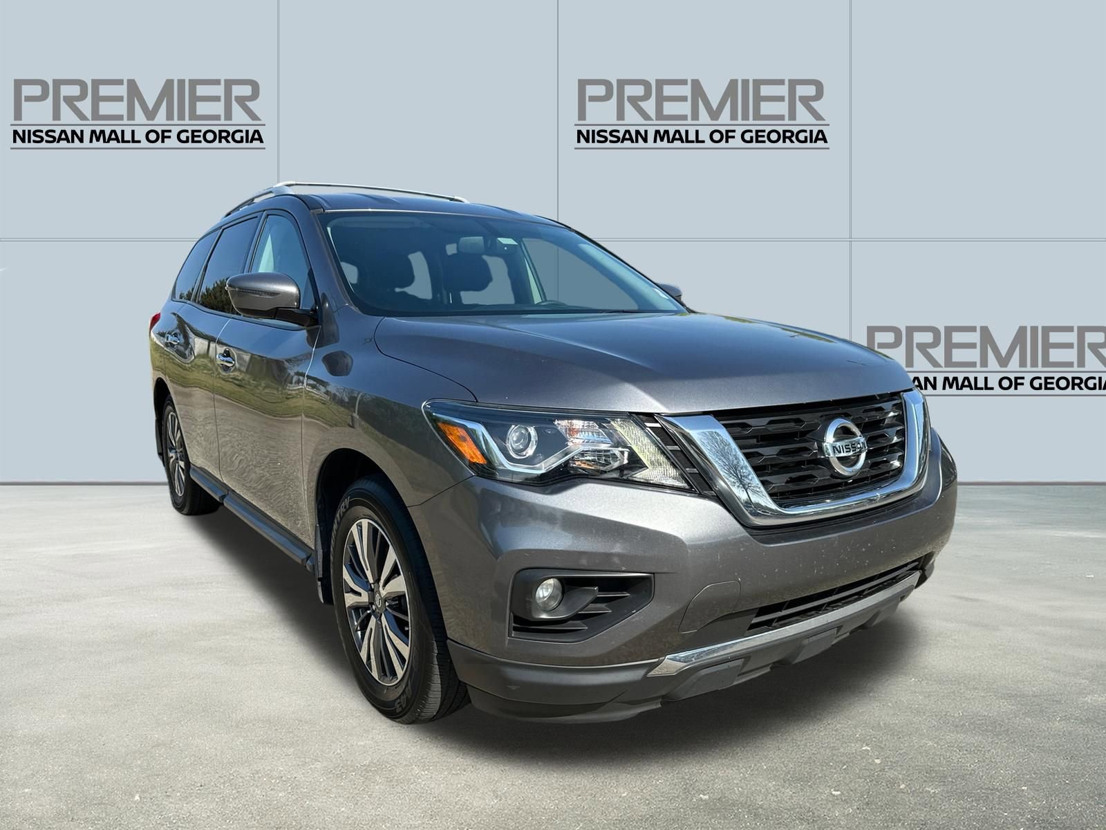 Used 2017 Nissan Pathfinder SV w/ SV Tech Package image 3