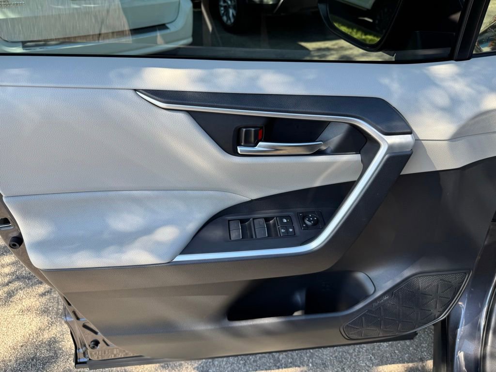 Used 2025 Toyota RAV4 XLE AWD/4WD image 11