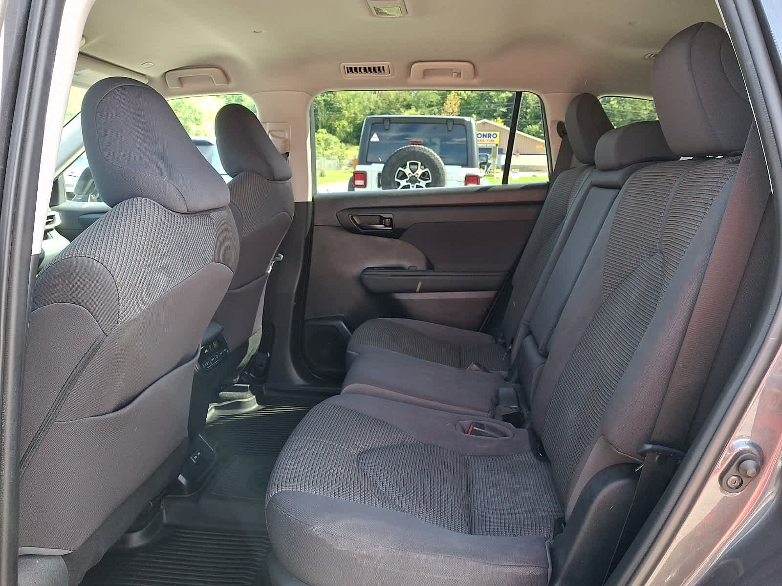 Used 2023 Toyota Highlander LE AWD/4WD image 11
