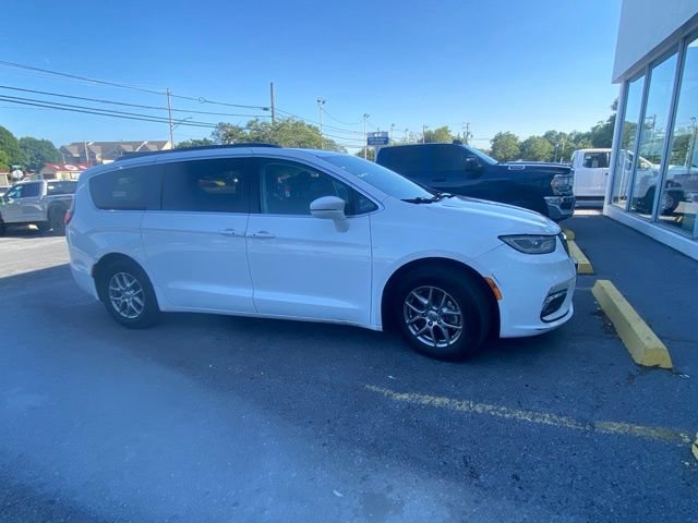 Used 2021 Chrysler Pacifica Touring w/ Uconnect Theater Family Group FWD image 2