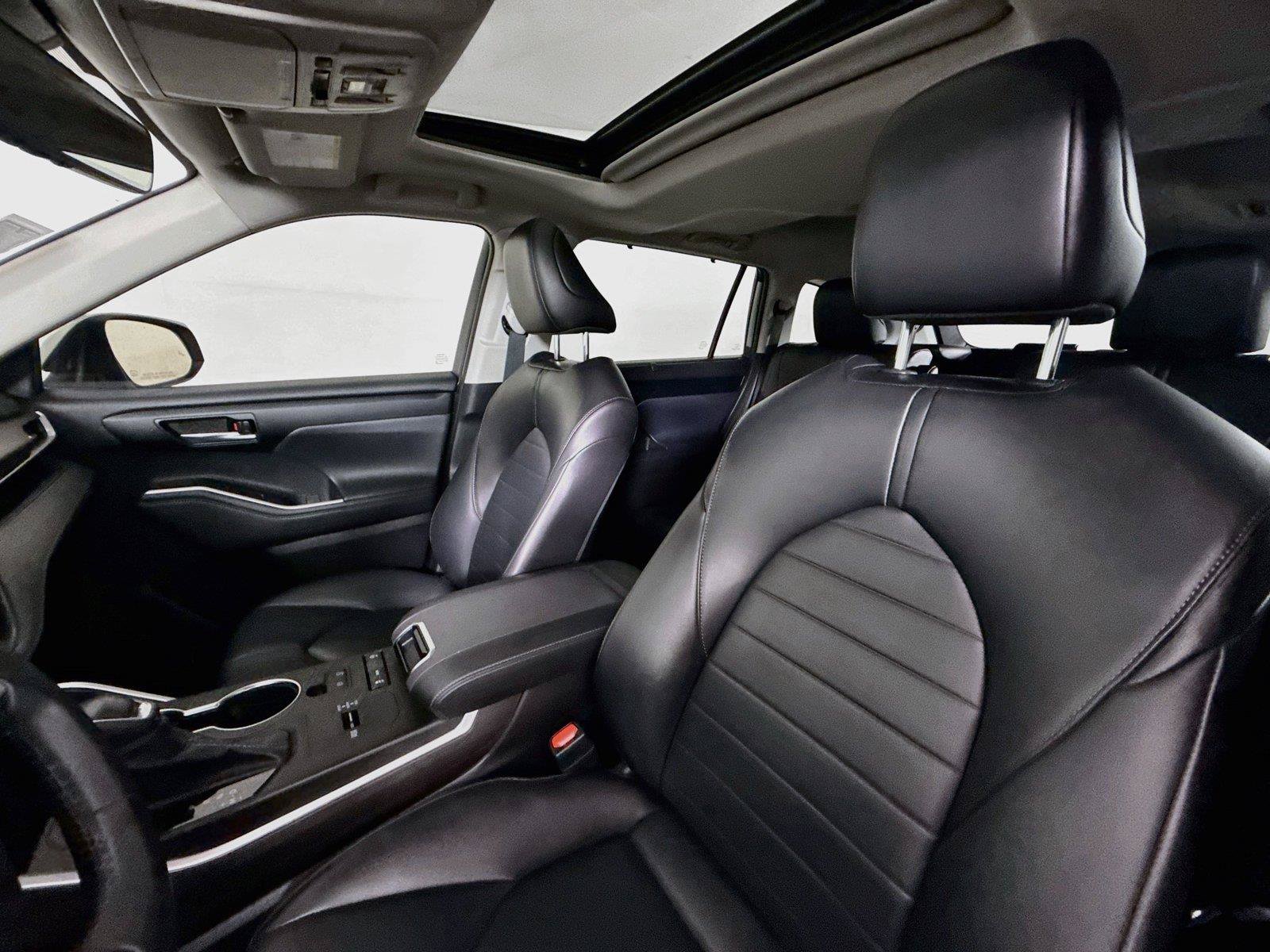 Used 2022 Toyota Highlander XLE FWD image 3