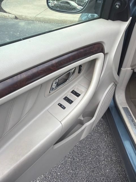 Used 2010 Ford Taurus Limited FWD image 11