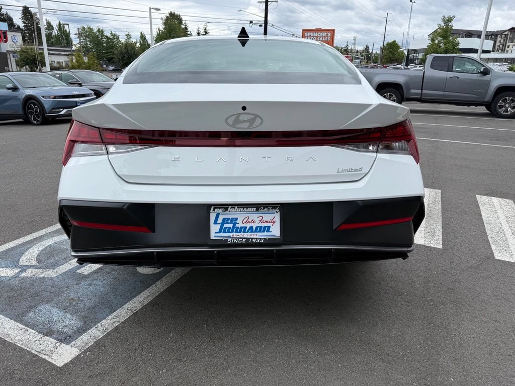 Certified 2025 Hyundai Elantra Limited w/ Cargo Package FWD image 4